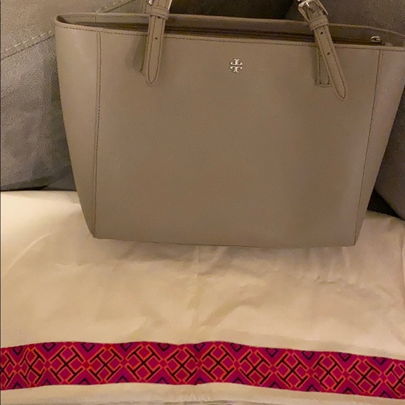 Tory Burch Handbags - Tory Burch tote with dust bag Tory Burch Handbags - Tory Burch tote with dust bag
